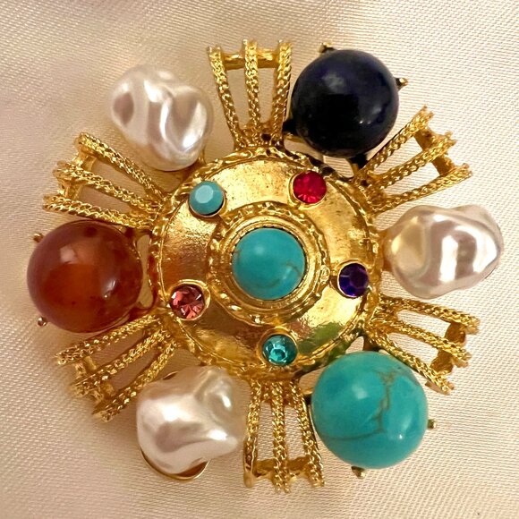 🧷Vintage Baroque-Style Brooch on Gold-Tone Metal - Pearl, Gold, Stones, Crystal - Picture 1 of 4